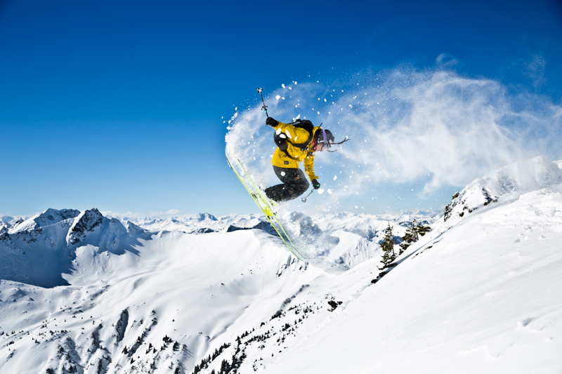 Snowboarder macht Tricks auf der Piste und abseits der Piste